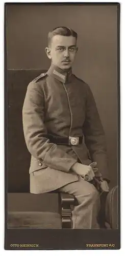 Fotografie Otto Heinrich, Frankfurt / Oder, Wilhelmsplatz 20, Portrait junger Soldat in Feldgrau mit Zwicker