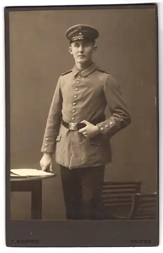 Fotografie F. Schwarze, Bielefeld, Portrait Soldat in Uniform mit Schirmmütze