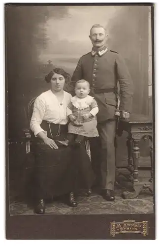 Fotografie M. Appel, Berlin, Neue Königstrasse 2, Uffz. in Uniform nebst Gattin & Kind