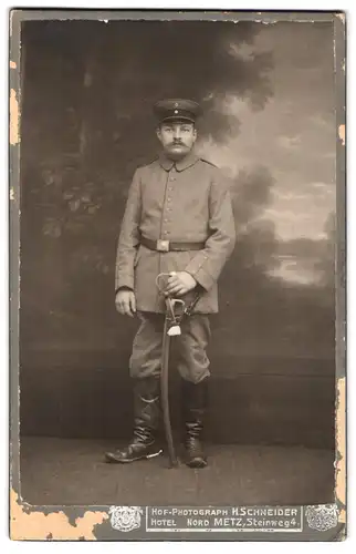 Fotografie H. Schneider, Metz, Steinweg 4, Portrait Soldat in Feldgrau mit Säbel