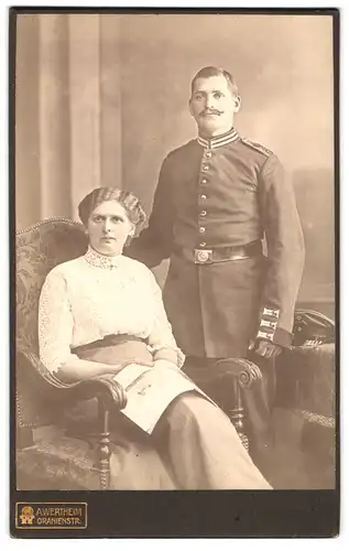 Fotografie Atelier Wertheim, Berlin, Oranienstrasse, Garde-Soldat in Uniform Grenadier-Regiment 3 nebst Gattin