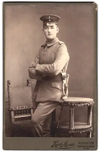 Fotografie Karl Meier, Hannover, Engelbostelerdamm 130, Portrait Soldat in Uniform Feldgrau mit Bajonett & Schlagband