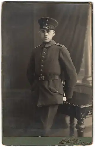Fotografie Albert Nave, Hildesheim, Osterthor 7, Soldat in Uniform mit Schulterstück Regiment 73