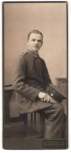 Fotografie Max Hähnel, Jahnsdorf / Erzgebirge, junger Soldat in Feldgrau Inf.-Rgt. 132