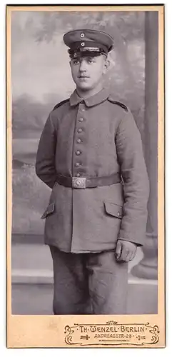 Fotografie Th. Wenzel, Berlin, Andreasstr. 28, Portrait Soldat in Uniform-Feldgrau mit Schirmmütze