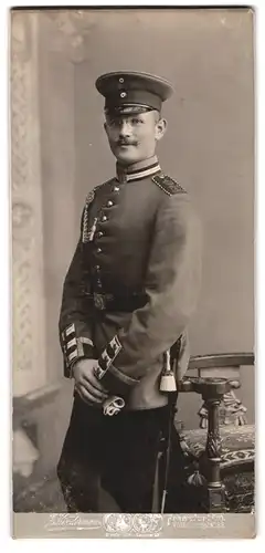 Fotografie Atlier F. Kindermann, Frankfurt a. O., Wilhelmplatz 2, Junger Soldat in Galauniform des Garde Regt. 72