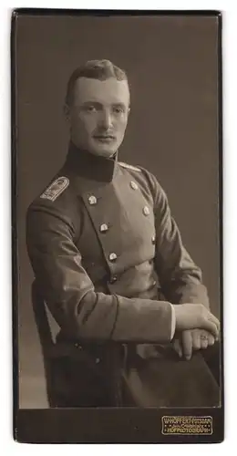 Fotografie W. Höffert, Potsdam, Junger Soldat mit dünnem Schnauzbart