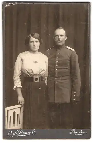 Fotografie Paul Rummler, Arendsee, Soldat in Uniform nebst Gattin, Garde Inf. Rgt. 5