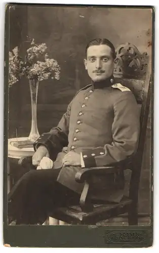 Fotografie E. Nossen, Gnesen, Neuestrasse, Soldat mit pomadisierten Haaren, IR 49