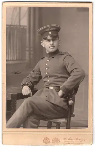 Fotografie Anton Frey, Ort unbekannt, Junger Soldat in Uniform mit Säbel