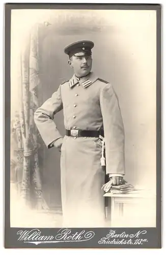 Fotografie William Roth, Berlin, Friedrichstrasse 113a, Soldat der 2. Garde zu Fuss im Mantel mit Portepee und Bajonett