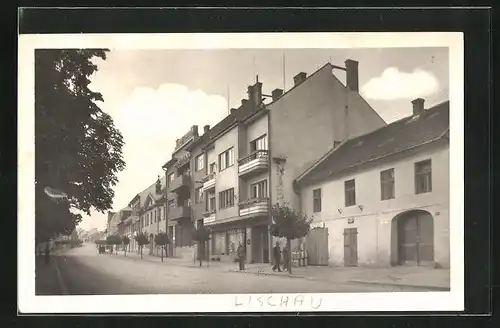 AK Lisov, Strassenpartie mit Geschäften