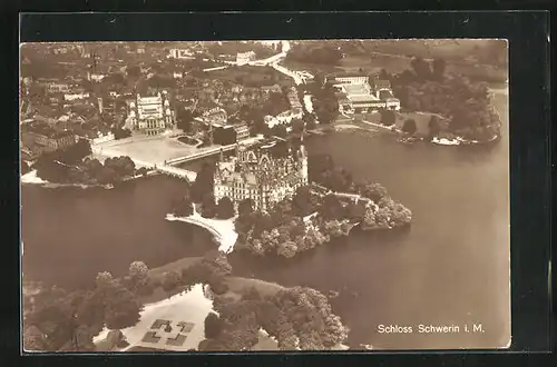 AK Schwerin i. M., Fliegeraufnahme vom Schloss und Umgebung