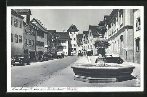 AK Meersburg /Bodensee, Unterstadt-Strasse mit Geschäften, Tor und Brunnen
