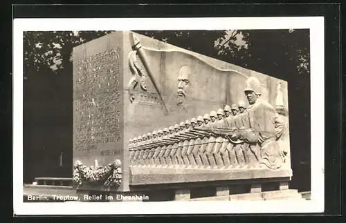 AK Berlin-Treptow, Relief im Ehrenhain