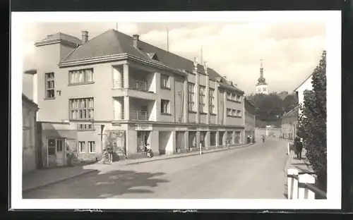 AK Dacice, Strassenpartie mit Kirche