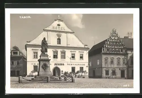 AK Tabor, Hotel Beseda, Marktpartie mit Denkmal