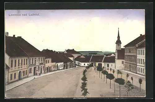 AK Lomnice nad Luznici, Strassenpartie mit Kirche