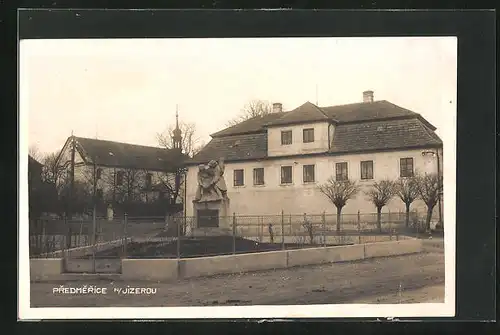AK Predmerice n. Jizerou, Ortspartie mit Denkmal