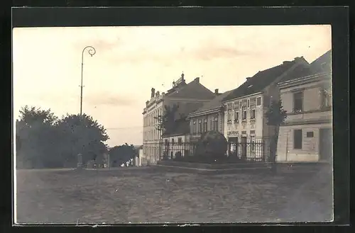 Foto-AK Zasmuky, Strassenpartie mit Gebädueansicht