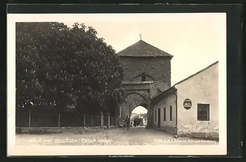 AK Belá pod Bezd., Ceská Brána, Strassenpartie mit Tor