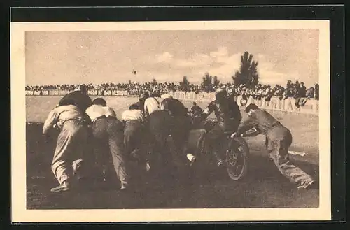 AK Pardubice, Männer halten Motorräder beim Start