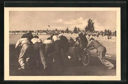 AK Pardubice, Männer halten Motorräder beim Start