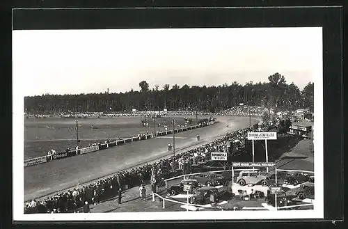 AK Pardubice, Volles Stadion bestaunt Motorradfahrer beim Wettkampf