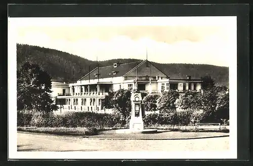 AK Hranice, Wettersäule vor der Schule
