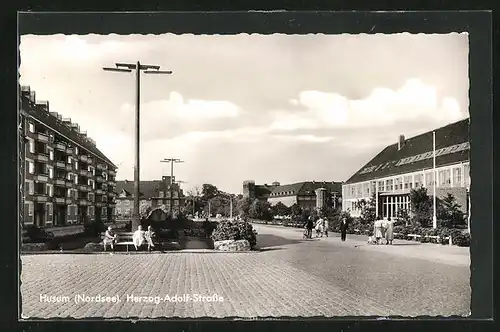 AK Husum /Nordsee, Herzog-Adolf-Strasse mit Passanten