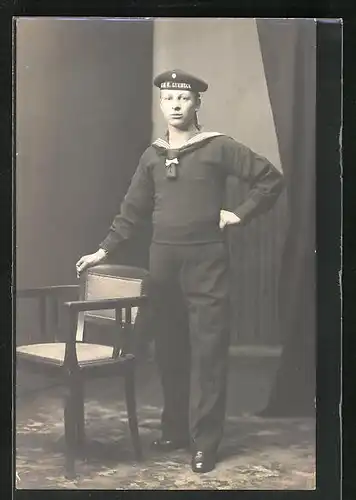 Foto-AK Matrose in Uniform, Mützenband SMS Lübeck