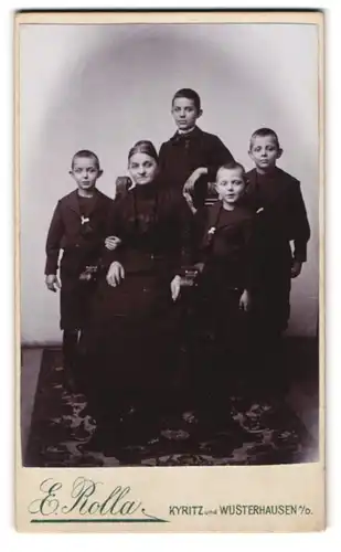 Fotografie E. Rolla, Wusterhausen a. D., Portrait bürgerliche Dame mit vier Söhnen, Mutterglück
