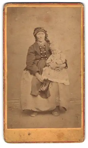 Fotografie Th. Balvin, Nové M&#283sto na Morav&#283, Portrait modisch gekleidete Dame mit Mädchen auf dem Schoss, Mutte