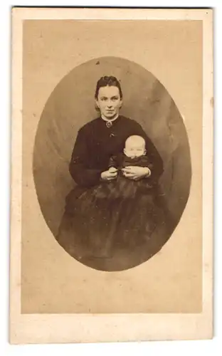 Fotografie unbekannter Fotograf und Ort, Portrait bürgerliche Dame mit Baby auf dem Schoss, Mutterglück