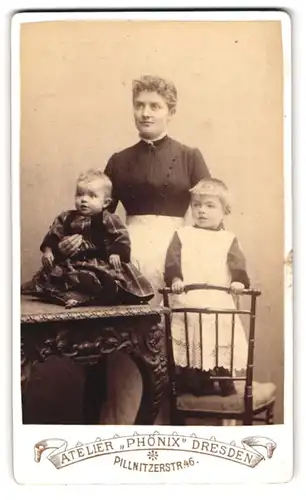 Fotografie Atelier Phönix, Dresden, Pillnitzerstrasse 46, Portrait bürgerl. Dame mit Mädchen und Kleinkind, Mutterglück
