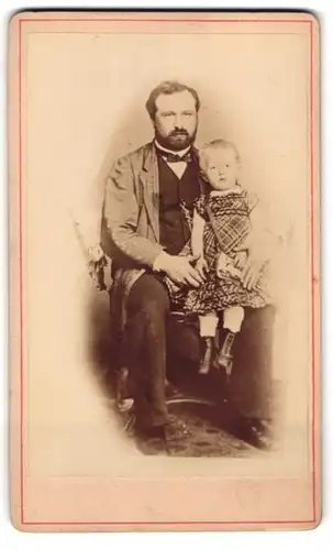 Fotografie unbekannter Fotograf und Ort, Portrait bürgerlicher Herr mit kleiner Tochter