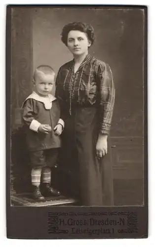 Fotografie Herm. Gross, Dresden-N., Leisnigerplatz 1, Portrait bürgerliche Dame mit kleinem Sohn, Mutterglück