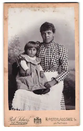 Fotografie Robert Scherf, Hermsdorf /S.-A., Portrait junge Dame im karierten Kleid mit kleinem Mädchen, Mutterglück