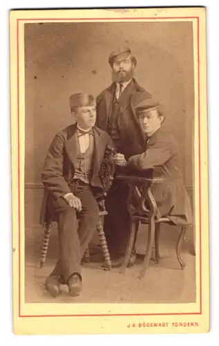 Fotografie J. A. Bödewadt, Tondern, Portrait drei Studenten in modischer Kleidung