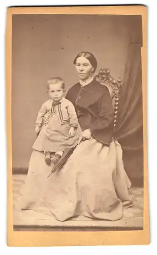 Fotografie A. Bamert, München, Unteranger 14, Portrait bürgerliche Dame mit kleinem Mädchen auf dem Schoss, Mutterglück