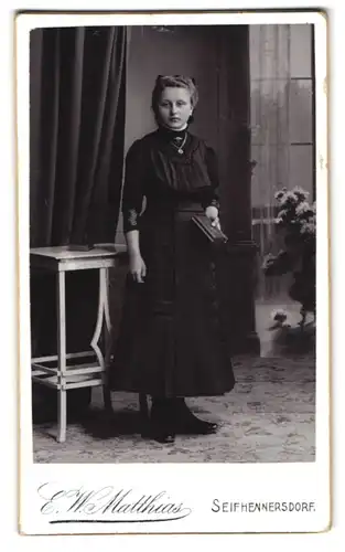 Fotografie E. W. Matthias, Seifhennersdorf, Portrait junge Dame im Kleid bei der Kommunion