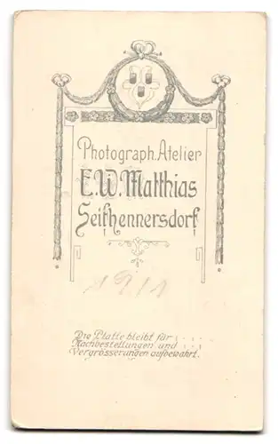 Fotografie E. W. Matthias, Seifhennersdorf, Portrait junge Dame im Kleid bei der Kommunion