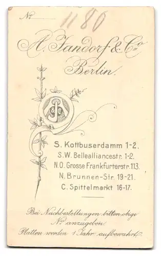 Fotografie A. Jandorf & Co., Berlin-S., Kottbusserdamm 1-2, Portrait kleines Mädche im Kleid mit Puppe