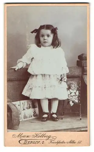 Fotografie Max Kolberg, Berlin-O, Frankfurter Allee 53, Portrait kleines Mädchen in hübscher Kleidung mit Puppe
