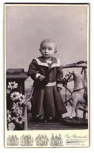 Fotografie Oscar Strensch, Wittenberg, Markt 14, kleines Mädchen im Matrosenkleid mit Spielzeugpferd