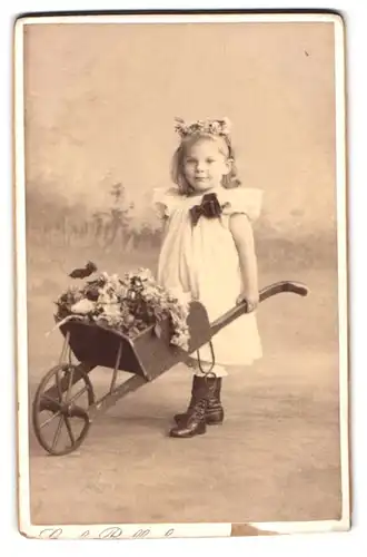 Fotografie Carl Bellach, Leipzig, Gellertstrase 12 u. 14, Portrait kleines Mädchen im Kleid mit einem Karren