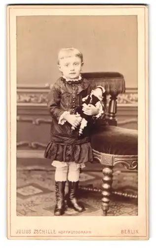 Fotografie Julius Zschille, Berlin, Neue König-Strasse 1 a, Portrait hübsch gekleidetes Kind mit Puppe