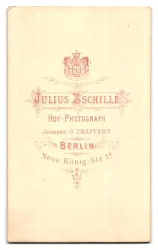 Fotografie Julius Zschille, Berlin, Neue König-Strasse 1 a, Portrait hübsch gekleidetes Kind mit Puppe