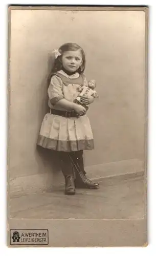 Fotografie A. Wertheim, Berlin, Leipzigerstrasse, Portrait kleines Mädchen im Kleid mit Puppe