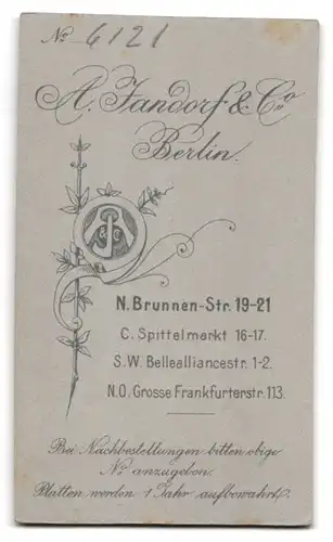 Fotografie A. Jandorf & Co., Berlin-N. Brunnen-Strasse 19-21, Portrait kleines Mädchen im Kleid mit Puppe